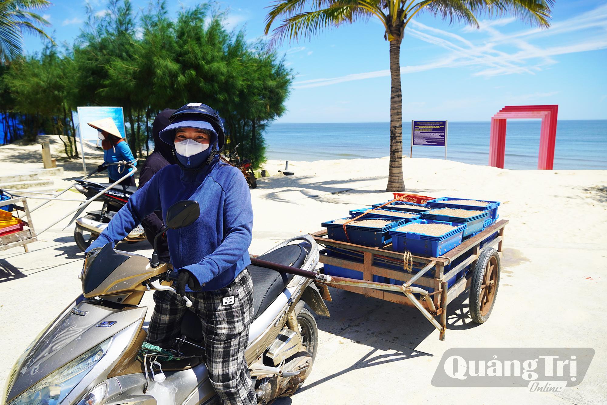 Ngư dân chở ruốc về phơi-Ảnh:P.P