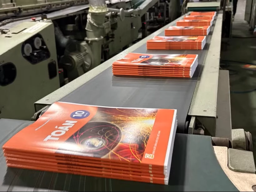 Nhà xuất bản Giáo dục Việt Nam đang tiếp tục bổ sung sách giáo khoa. (Ảnh: Phạm Mai/Vietnam+)