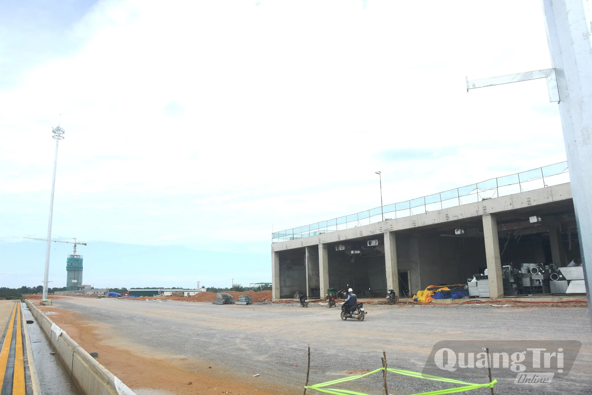 Hạn mục công trình nhà ga, đài quan sát không lưu Dự án Cảng hàng không Quảng Trị đang được gấp rút thi công - Đ.V