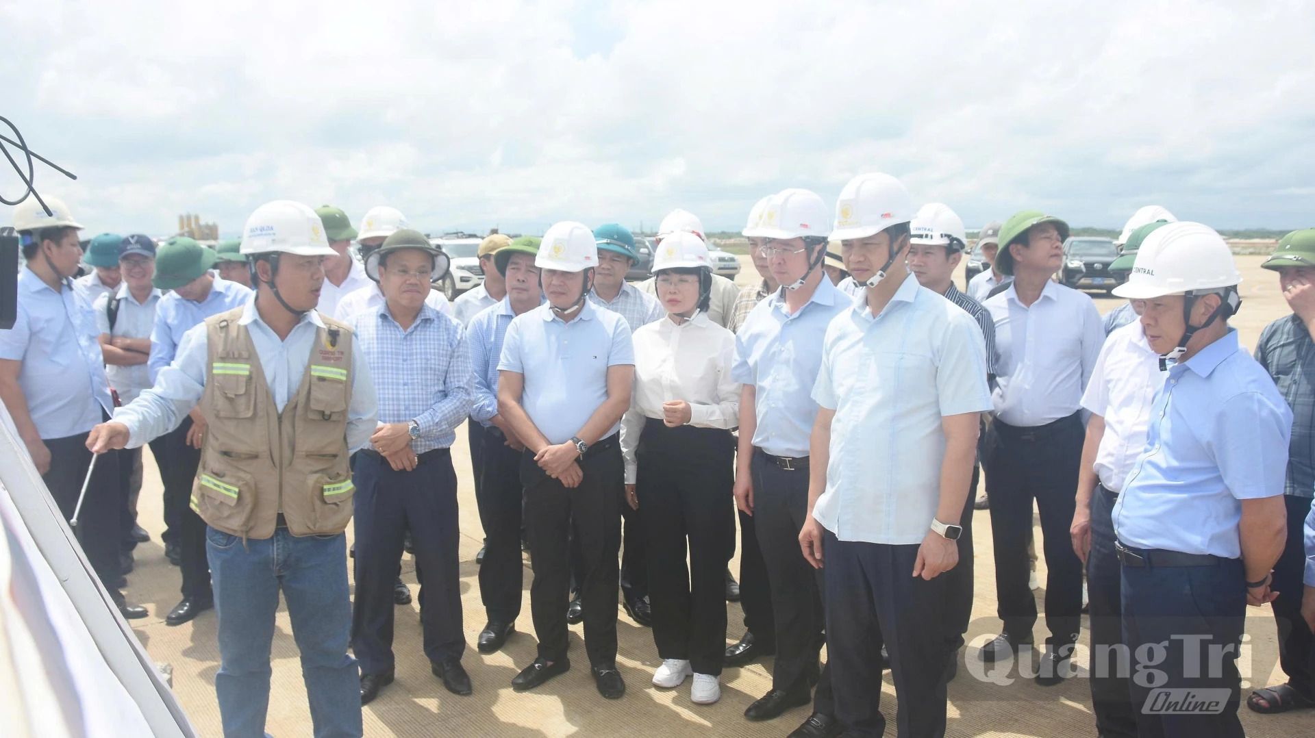 Đồng chí Vương Quốc Tuấn, Bí thư Tỉnh ủy nghe nhà thầu Dự án Cảng hàng không Quảng Trị báo cáo tiến độ - Ảnh: Đ.V