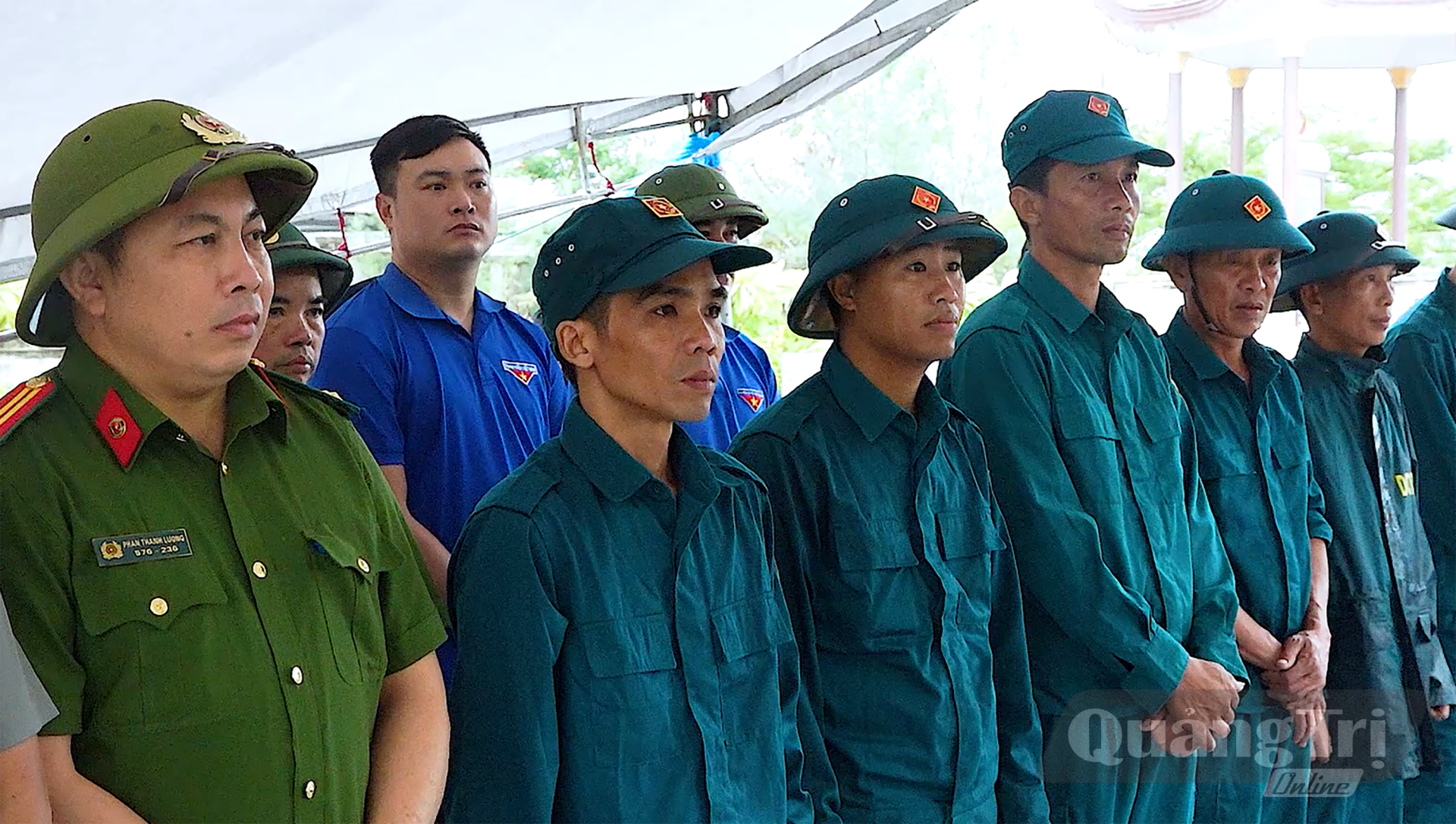 Các lực lượng tham gia lấy mẫu AND - Ảnh: N.M