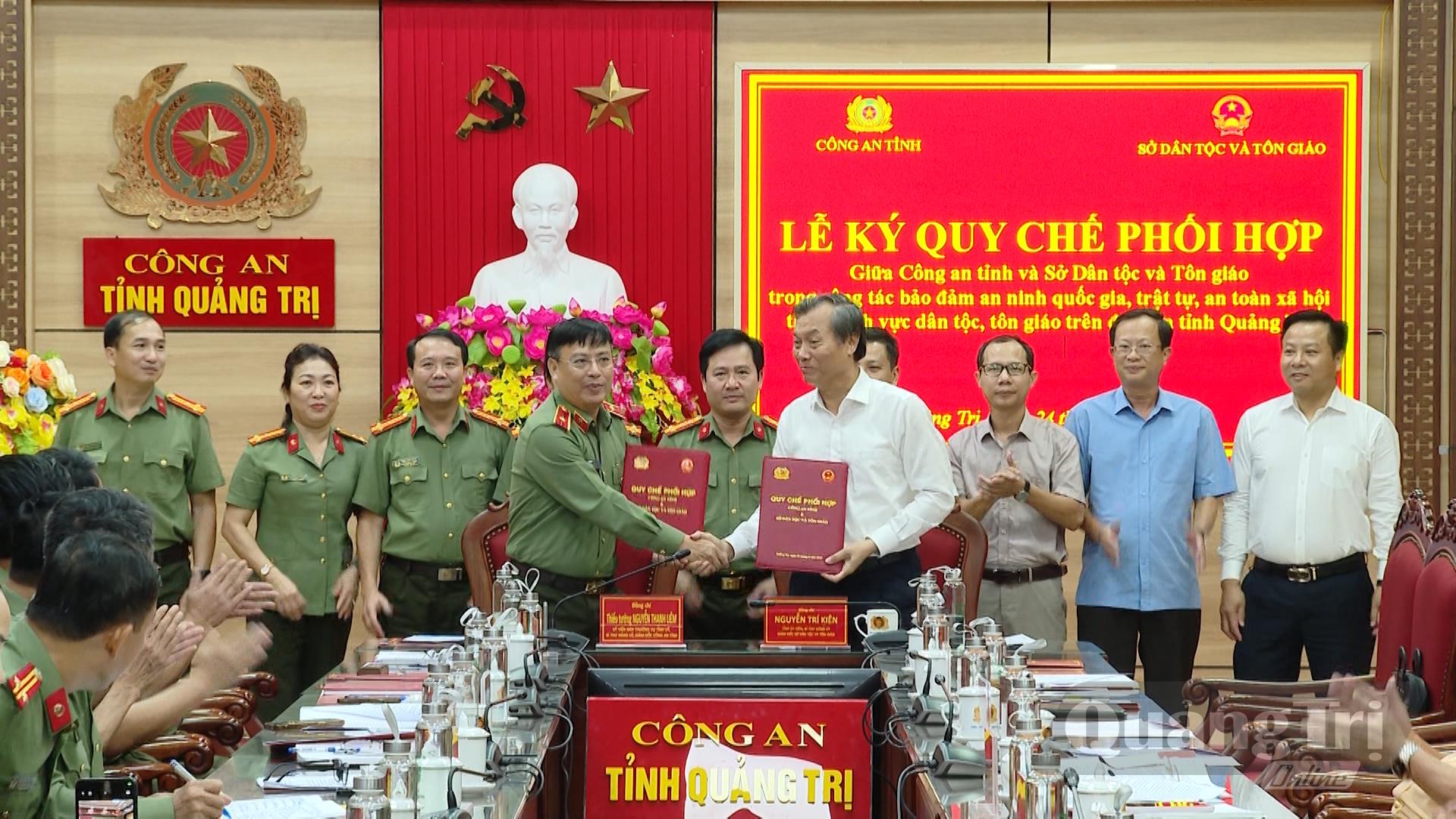 Đại diện lãnh đạo Công an tỉnh và Sở Dân tộc và Tôn giáo tiến hành ký kết quy chế phối hợp - Ảnh: H.Đ