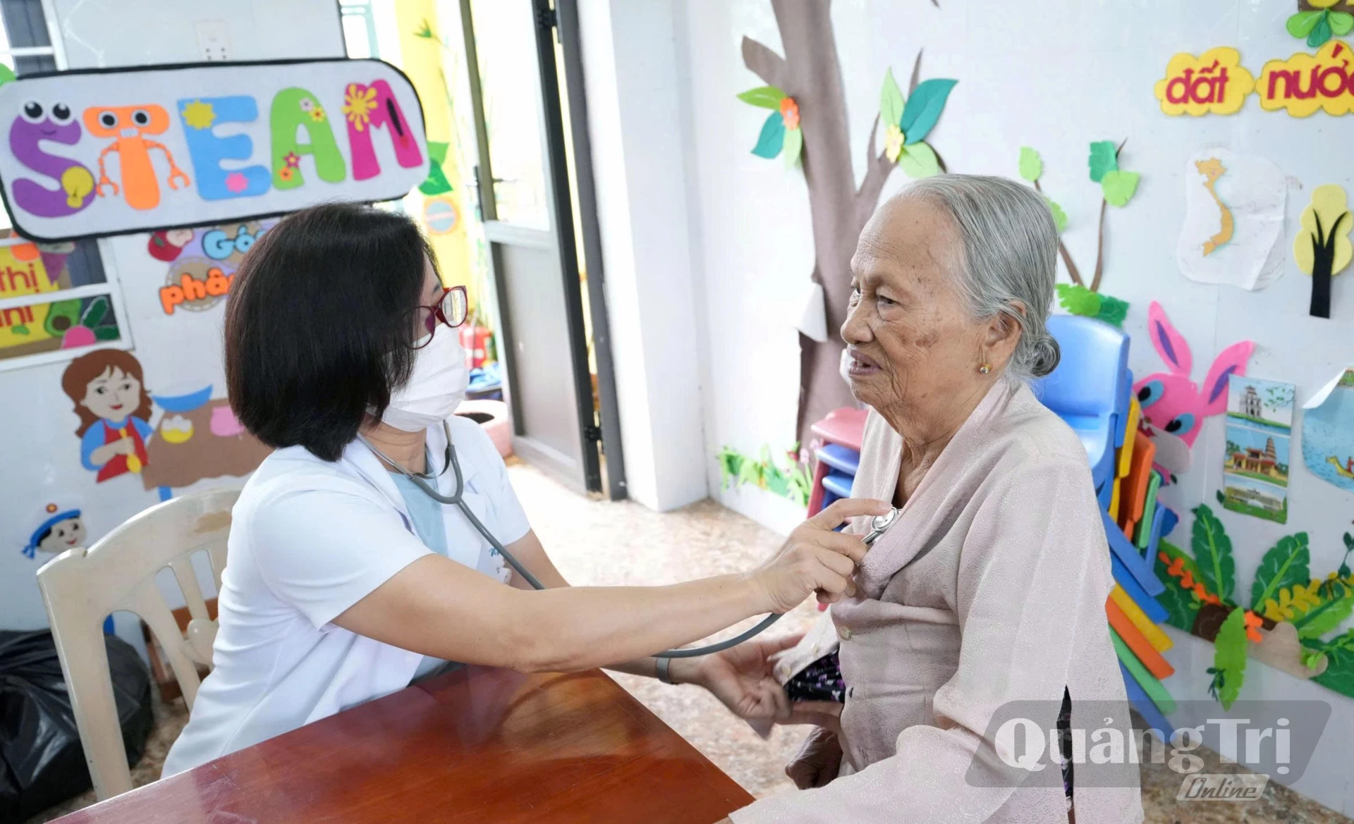 Các y, bác sĩ khám sức khỏe định kỳ và khám sàng lọc miễn phí cho người dân xã Lệ Ninh - Ảnh: L.L