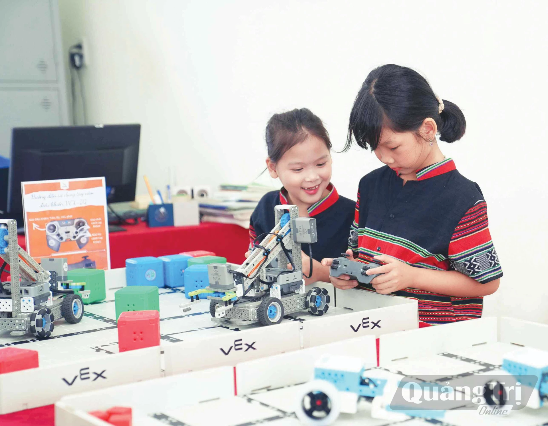 Niềm vui của các em nhỏ vùng cao khi được tiếp cận công nghệ mới - Ảnh: TĐCC