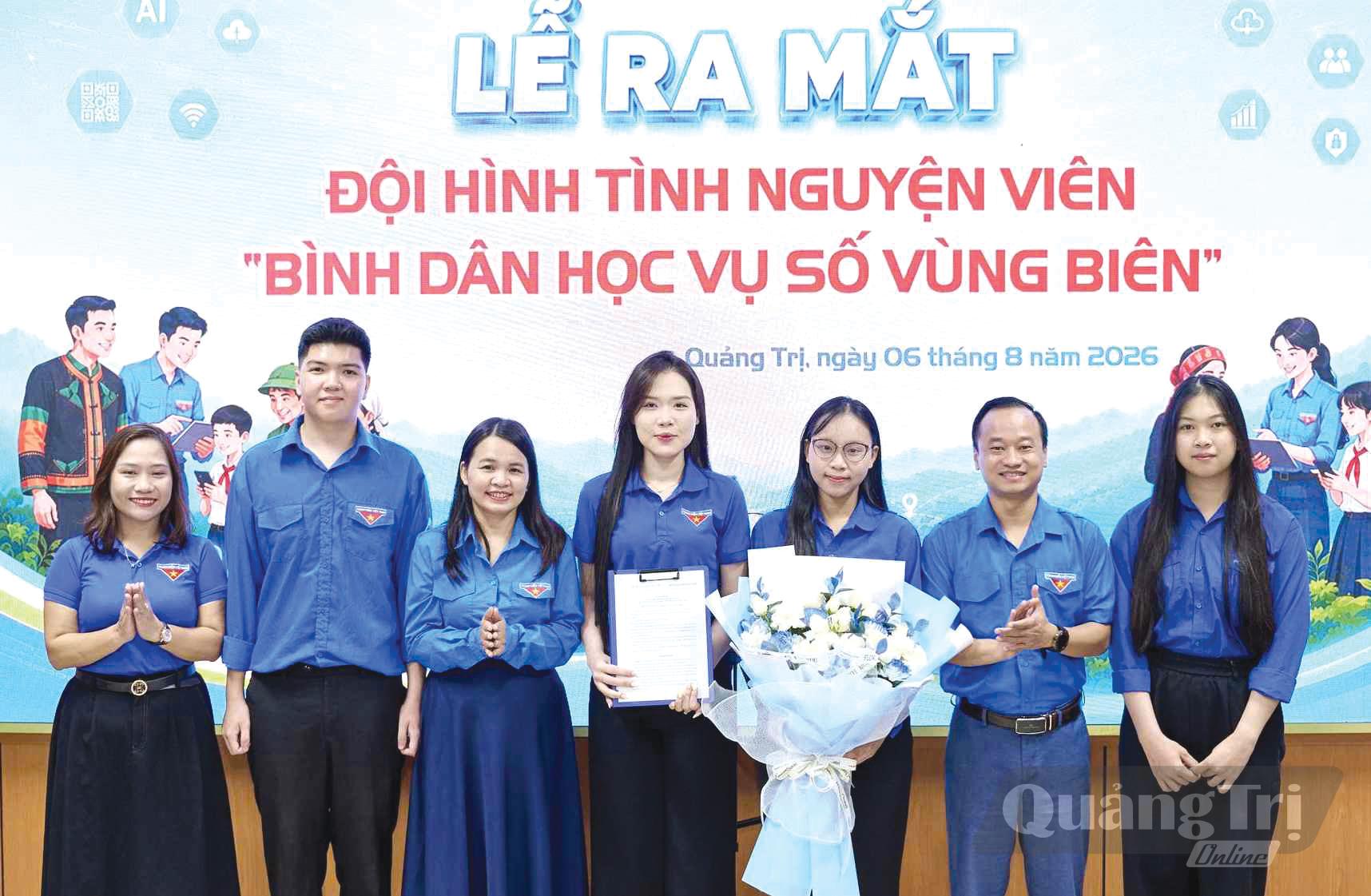 Ban Chủ nhiệm Đội hình tình nguyện viên Bình dân học vụ số vùng biên nhận nhiệm vụ đưa “số” đến với đồng bào vùng cao - Ảnh: TĐCC