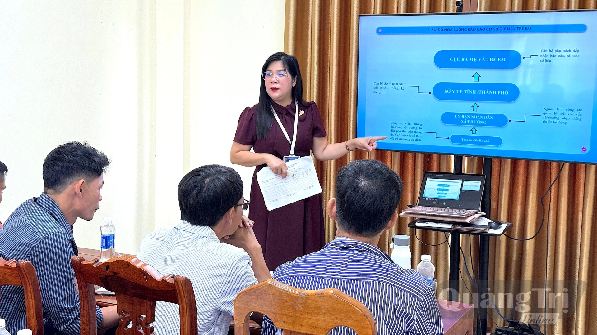 Cán bộ Sở Y tế hướng dẫn các đại biểu rà soát, làm sạch và cập nhật dữ liệu trẻ em tại lớp tập huấn ở xã A Dơi - Ảnh: Q.N.