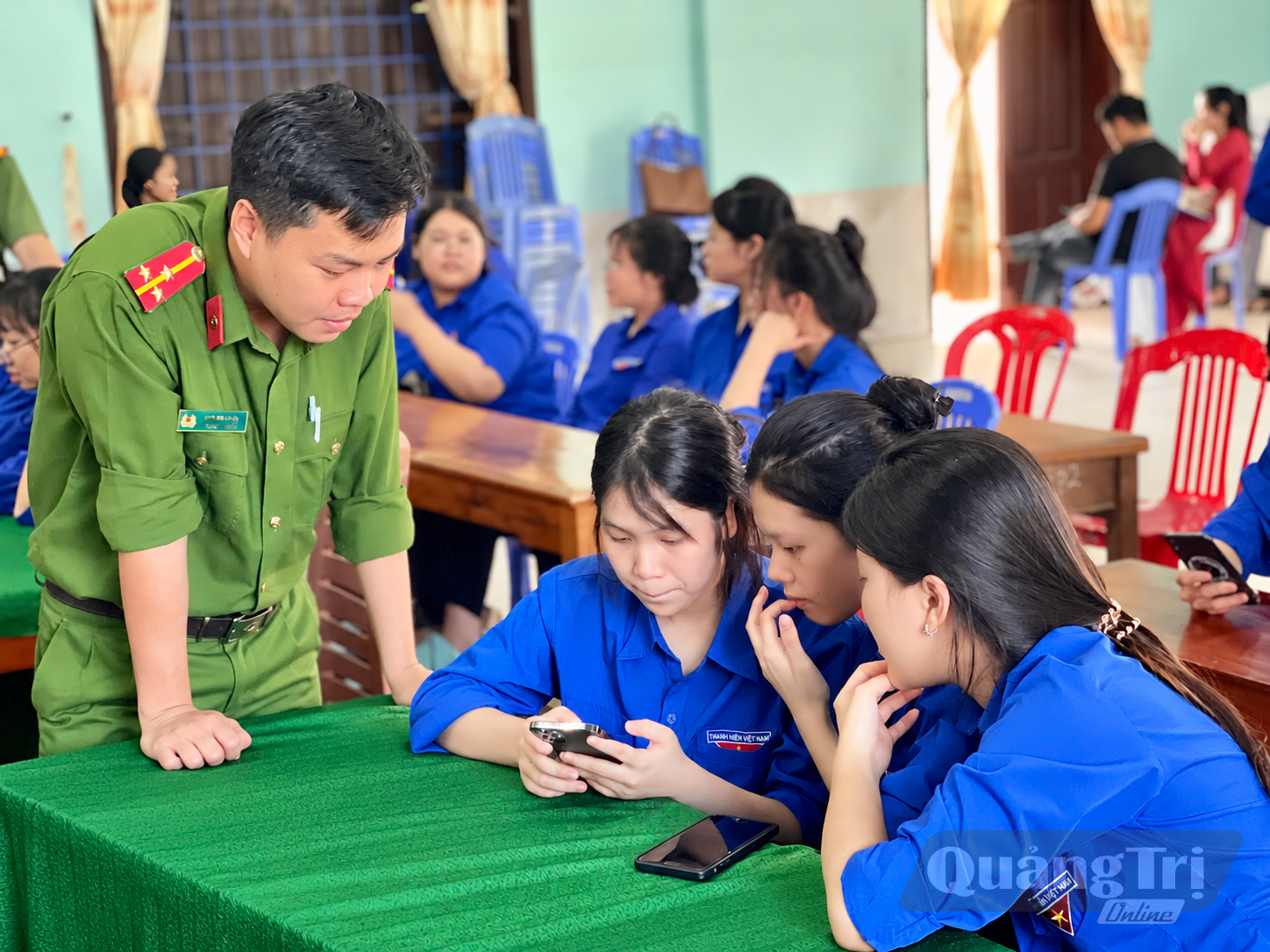 Đoàn Thanh niên phường Nam Đông Hà hướng dẫn đoàn viên, thanh niên tích hợp giấy tờ tùy thân trên VNeID - Ảnh: L.H