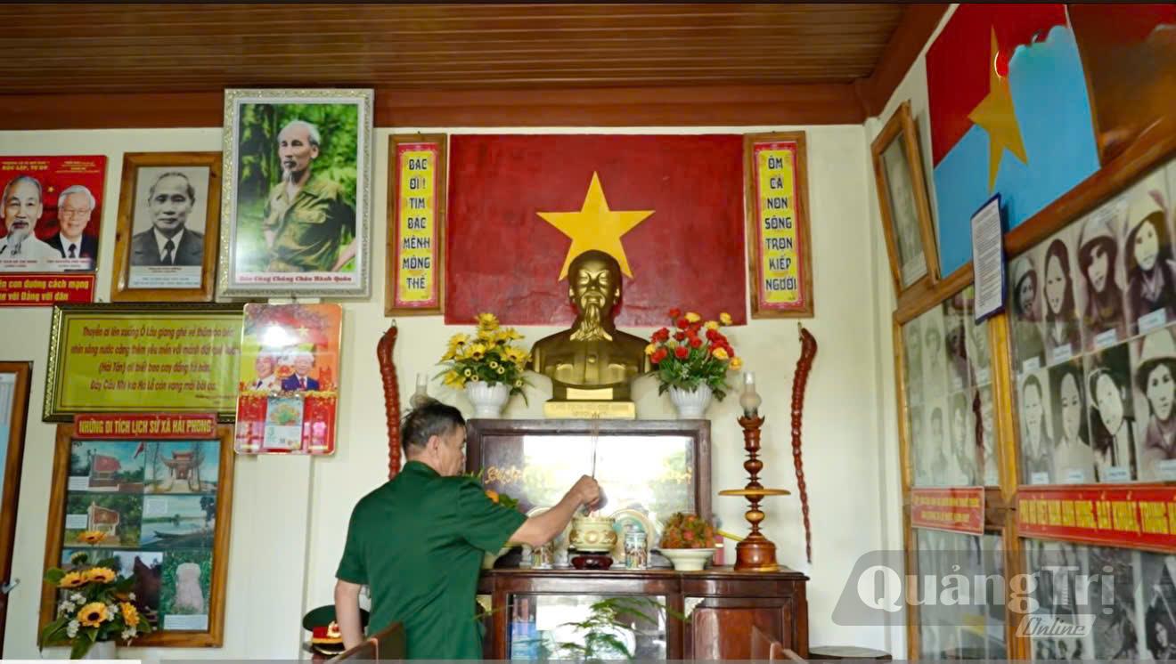 Cựu chiến binh Hoàng Chiến Sỹ và căn phòng thờ Bác Hồ - Ảnh: T.H