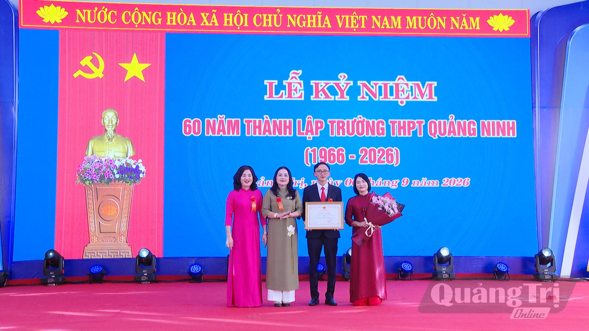 Trường THPT Quảng Ninh vinh dự nhận Bằng khen của Bộ trưởng Bộ Giáo dục và Đào tạo - Ảnh: LT
