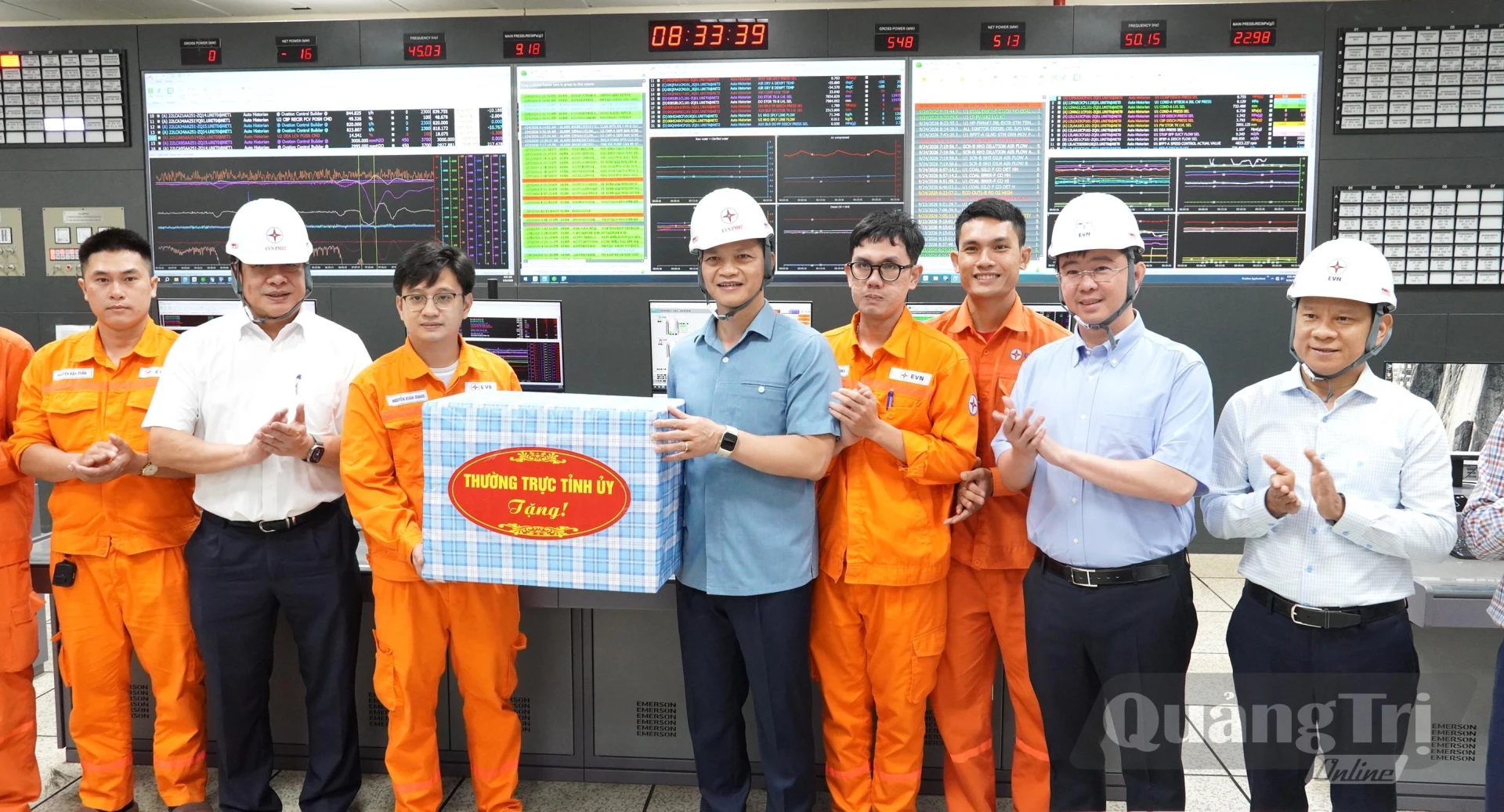 Đồng chí Vương Quốc Tuấn, Bí thư Tỉnh ủy và các đồng chí lãnh đạo tỉnh động viên tặng quà, đời sống, việc làm của các cán bộ, kỹ sư đang làm việc tại Nhà máy Nhiệt điện Quảng Trạch I - Ảnh: Q.V