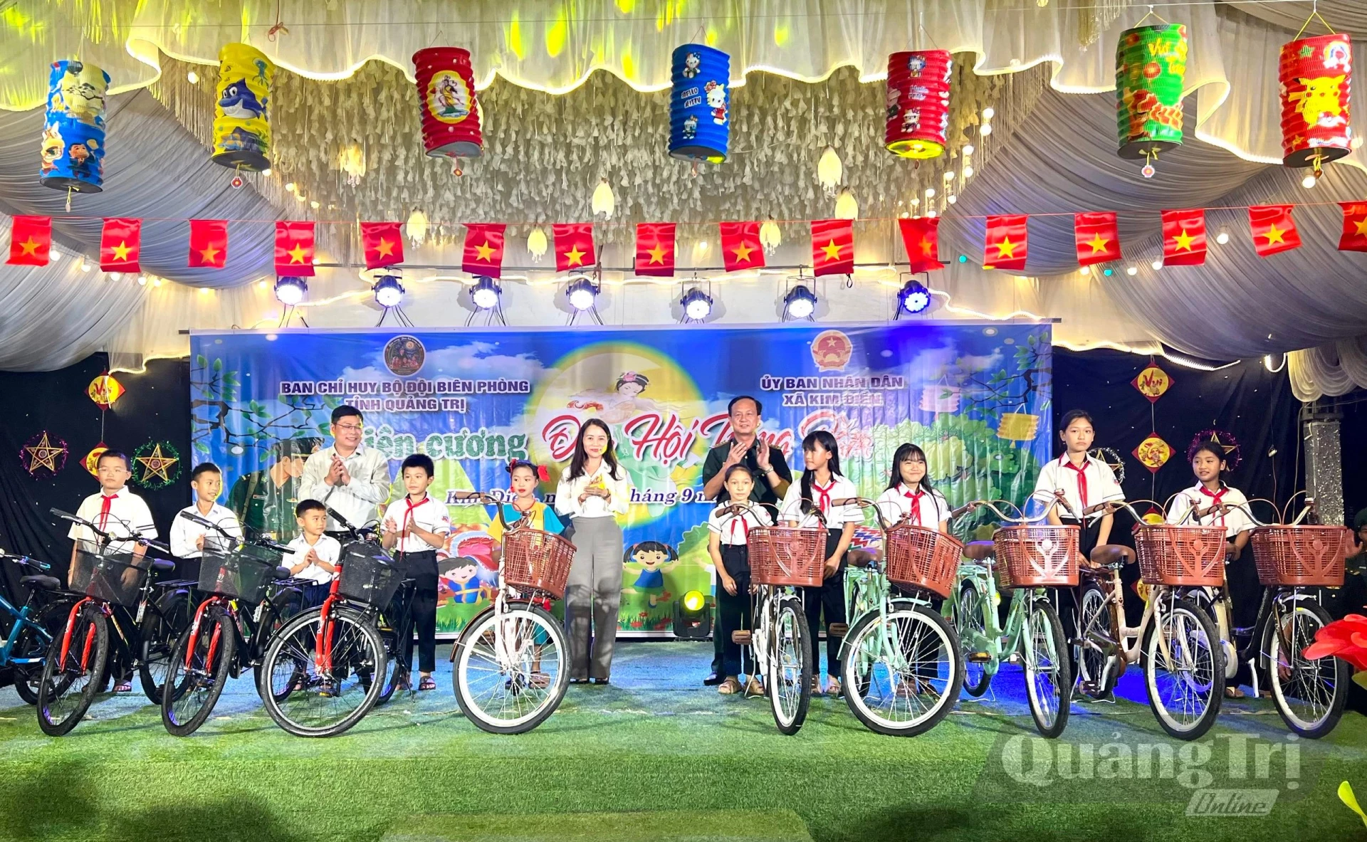  Trao tặng xe đạp cho các em học sinh có hoàn cảnh khó khăn - Ảnh: Thùy Trang