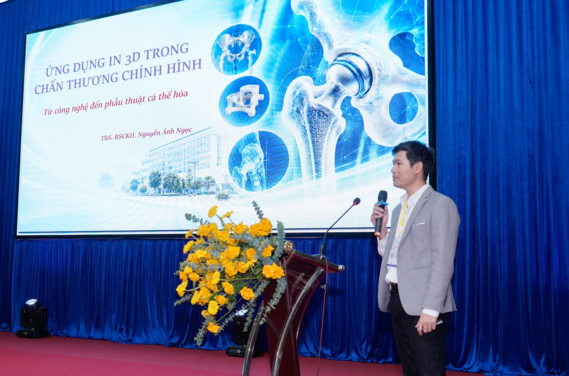 ThS.BSNT.CKII Nguyễn Ánh Ngọc, Trợ lý Ban Giám đốc kiêm Trưởng khoa Chấn thương chỉnh hình, Bệnh viện đa khoa TTH Quảng Bình trình bày chuyên đề “Ứng dụng công nghệ in 3D trong phẫu thuật chấn thương chỉnh hình”.