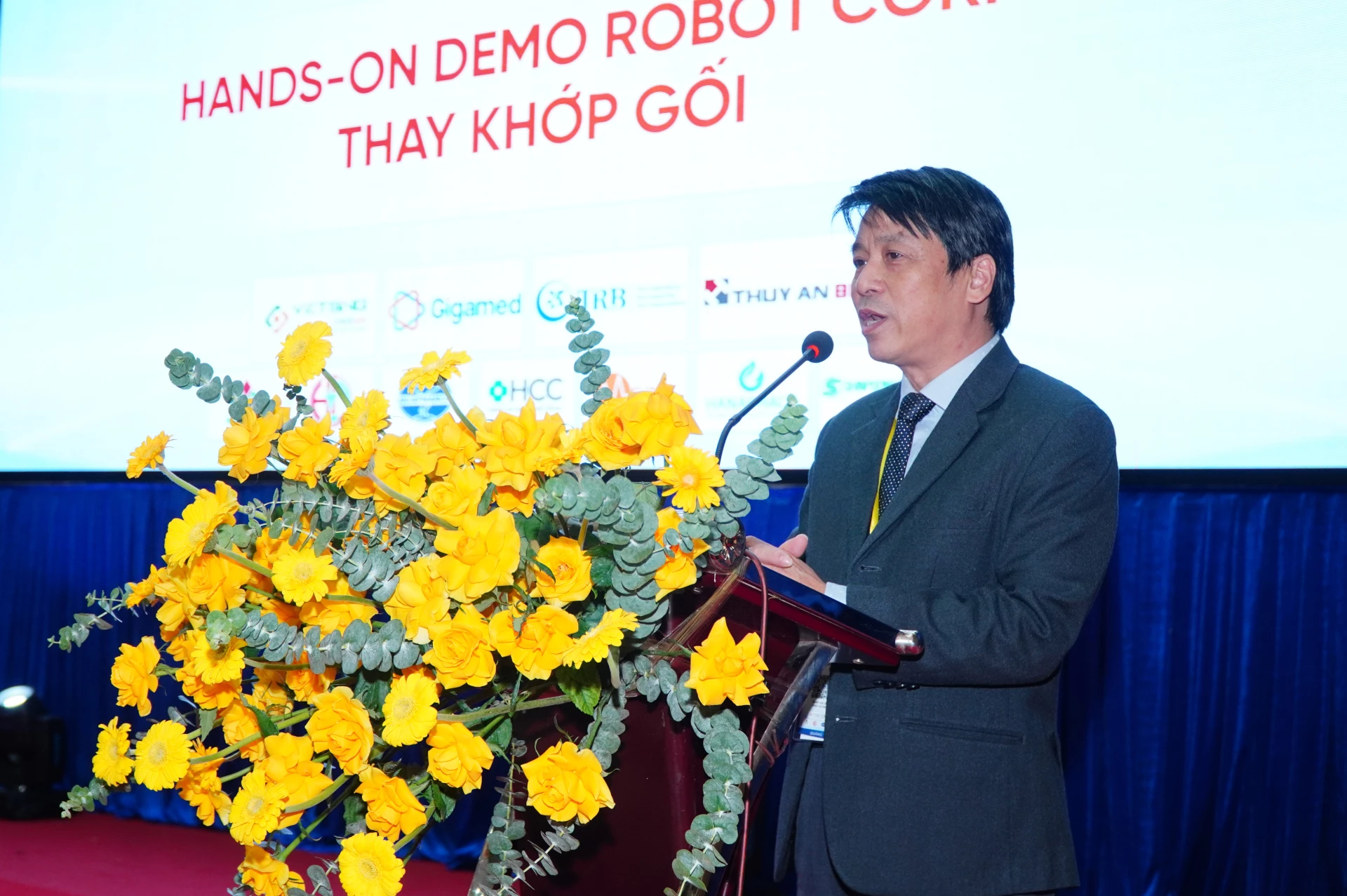 Các báo cáo chuyên môn tập trung vào nhiều vấn đề đang được quan tâm trong lĩnh vực cơ xương khớp, cột sống và phục hồi chức năng.