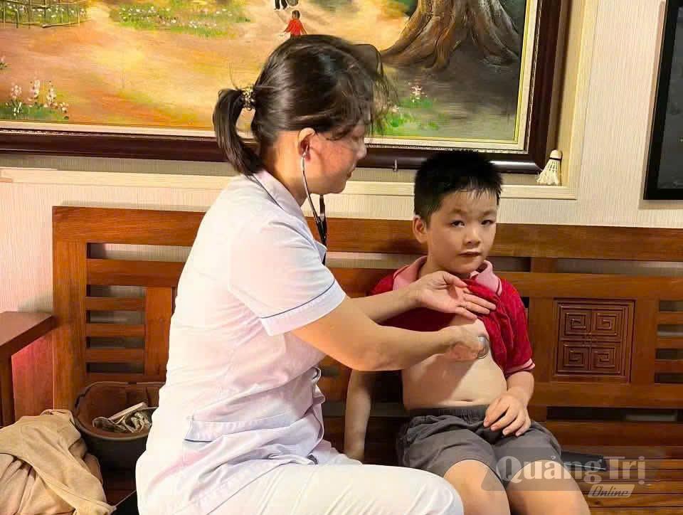 Thăm khám cho trẻ em trên địa bàn - Ảnh: P.V