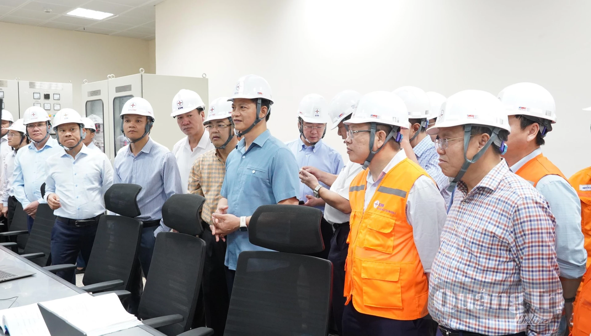 Đồng chú Vương Quốc Tuấn, Bí thư Tỉnh ủy kểm tra kíp trực vận hành Nhà điều khiển trung Nhà máy Nhiệt điện Quảng Trạch I - Ảnh: Q.V
tâm của Nhà máy Nhiệt điện Quảng Trạch I