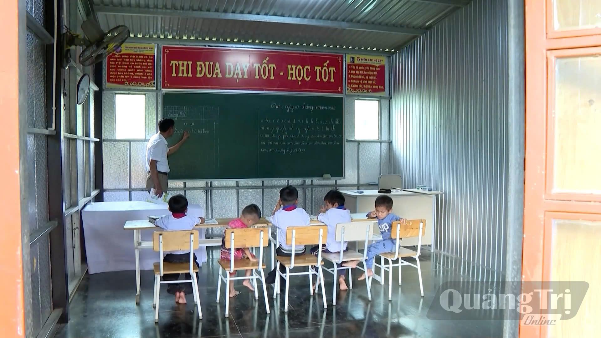 Lớp học của thầy giáo Hoàng Văn Sáu tại Bản Đoòng (trích từ phim tài liệu Ươm mầm xanh Bản Đoòng) - Ảnh P.V