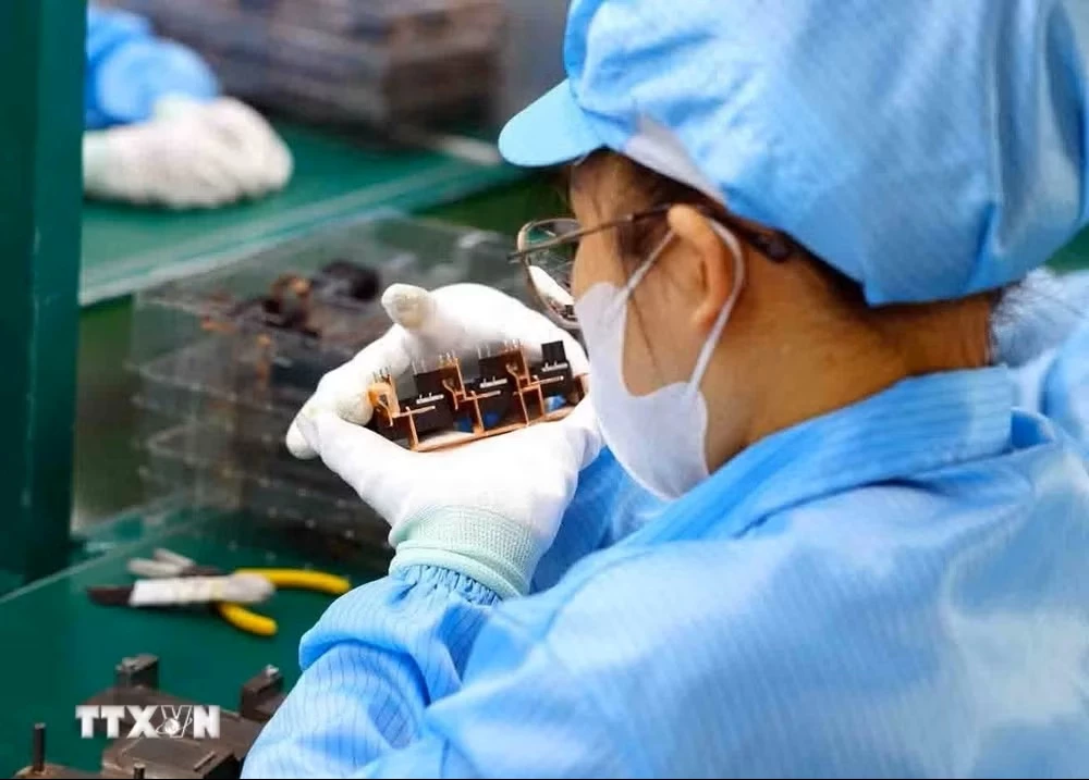 Quy trình sản xuất linh kiện điện tử. (Ảnh: Phạm Hậu/TTXVN)