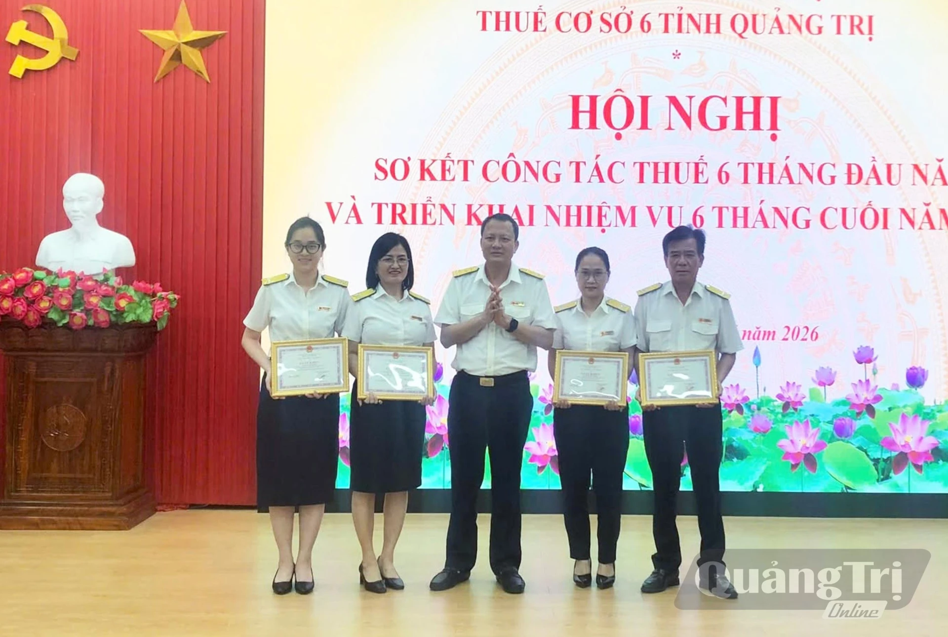 Khen thưởng các tập thể và cá nhân có thành tích xuất sắc trong công tác thu ngân sách nhà nước - Ảnh: L.Chi.