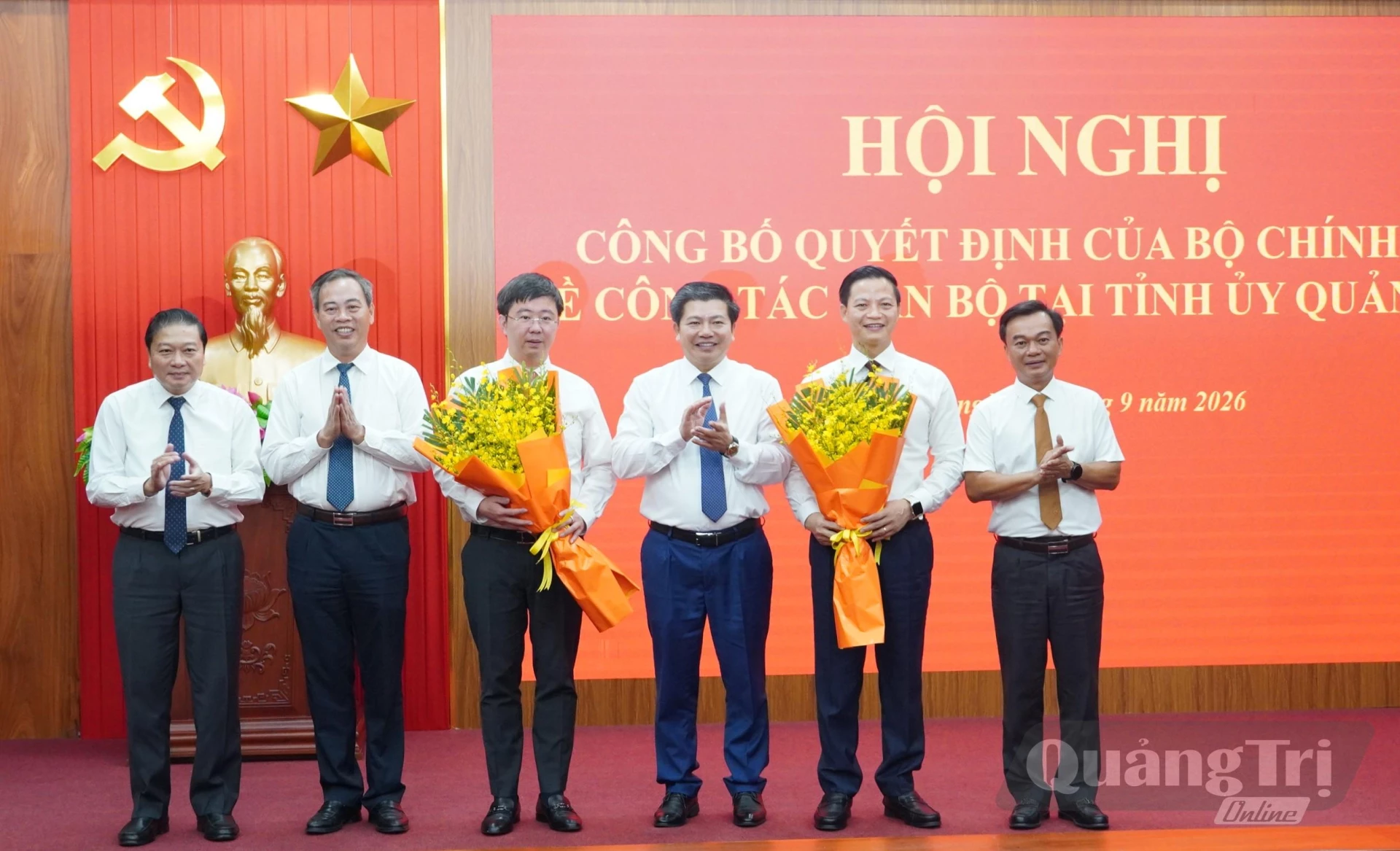 Các đồng chí trong Thường trực Tỉnh ủy Quảng Trị tặng hoa chúc mừng - Ảnh: Q.V