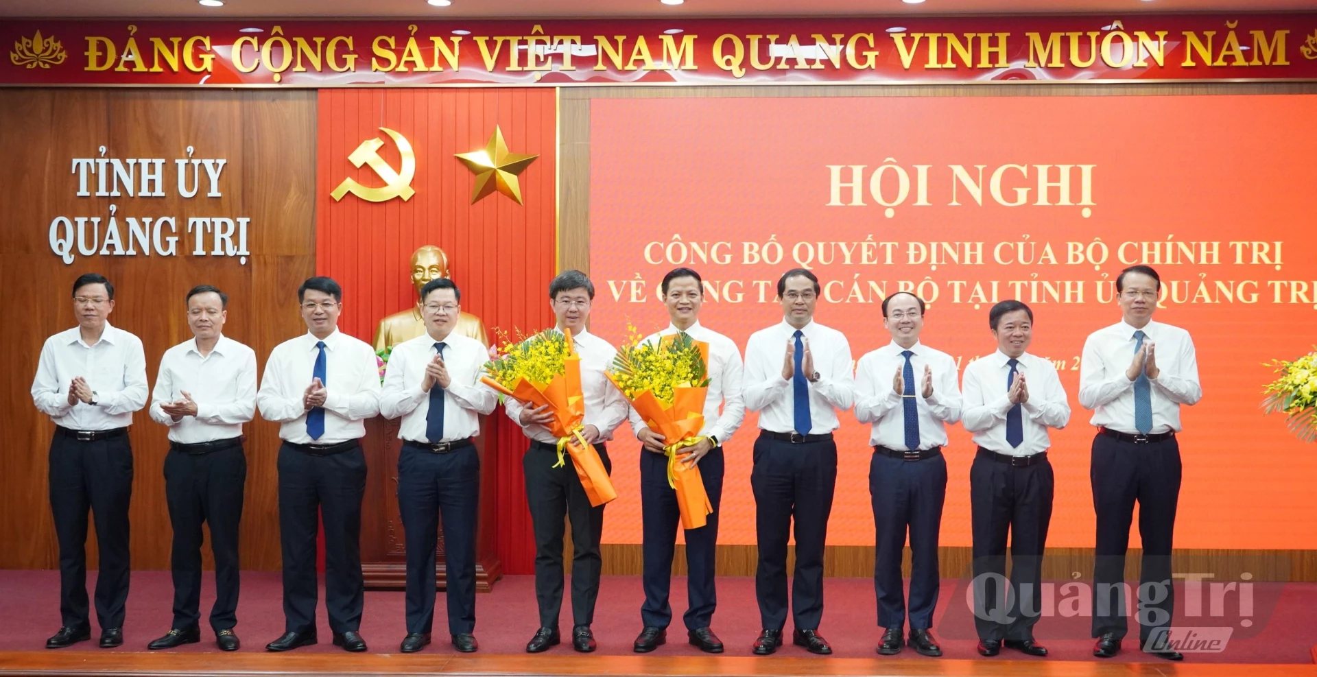 Các đồng chí trong Thường trực Tỉnh ủy Thái Nguyên tặng hoa chúc mừng - Ảnh: Q.V