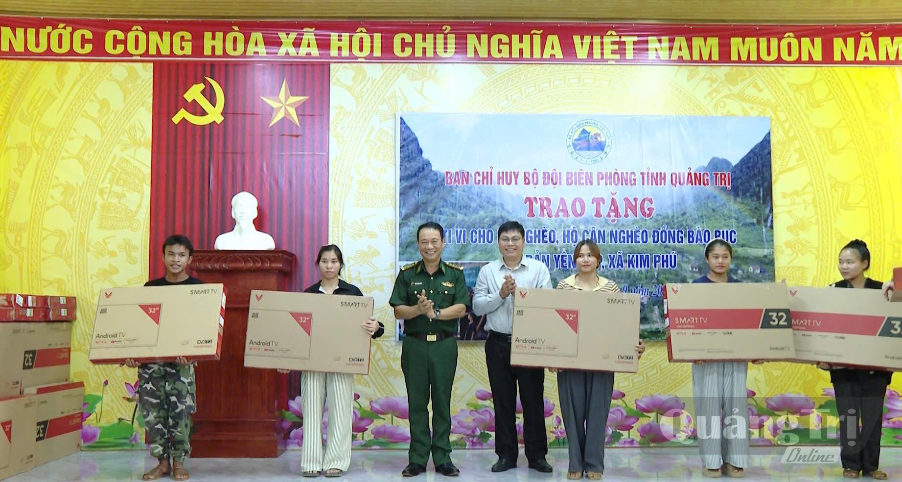  Ban chỉ huy Bộ đội Biên phòng tỉnh trao tặng ti vi cho đồng bào Rục ở bản Yên Hợp, xã Kim Phú - Ảnh: Thùy Trang