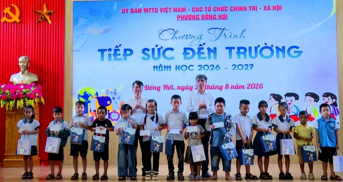 Để học sinh nghèo tự tin đến trường