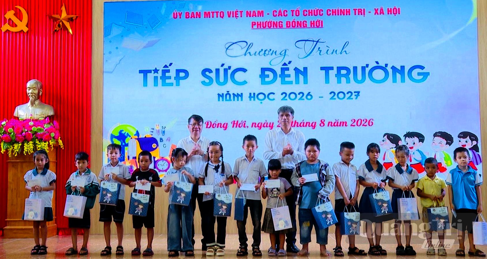 Ủy ban MTTQVN phường Đồng Hới phối hợp tổ chức “Tiếp sức đến trường cho học sinh nghèo, học sinh có hoàn cảnh khó khăn” - Ảnh: P.V