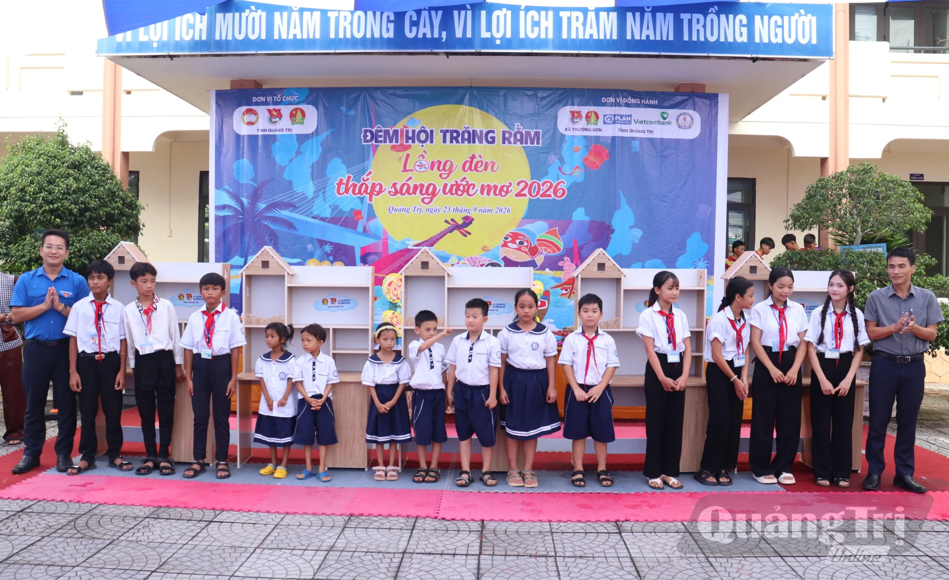 Các phần quà được trao cho học sinh khó khăn - Ảnh: LT