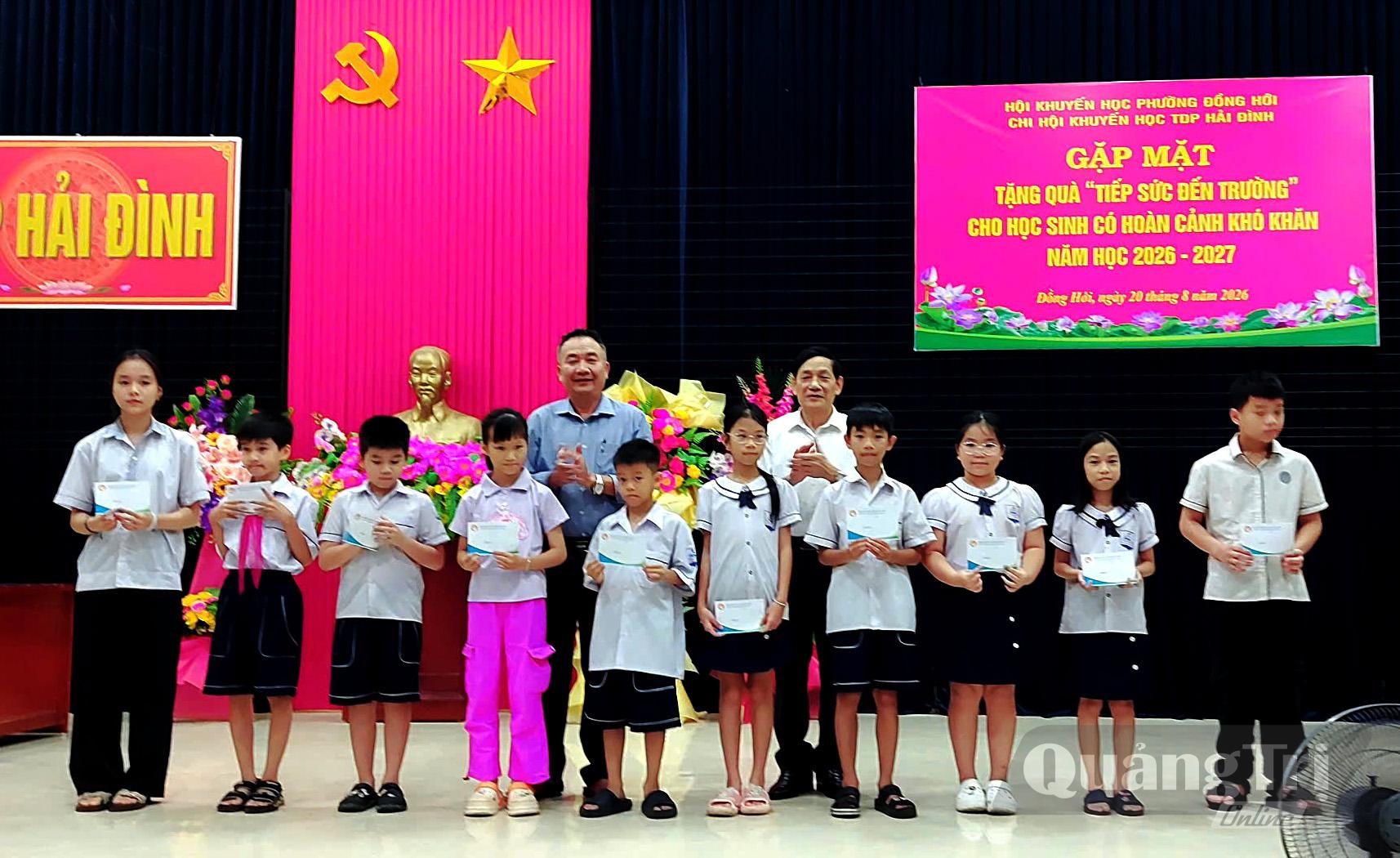 Các em học sinh có hoàn cảnh khó khăn tại tổ dân phố Hải Đình được “Tiếp sức đến trường” - Ảnh: P.V