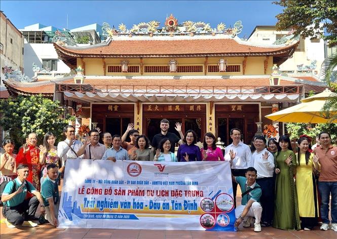 Đoàn du khách check in điểm đến tâm linh tại Thành phố Hồ Chí Minh. Ảnh: Mỹ Phương/TTXVN