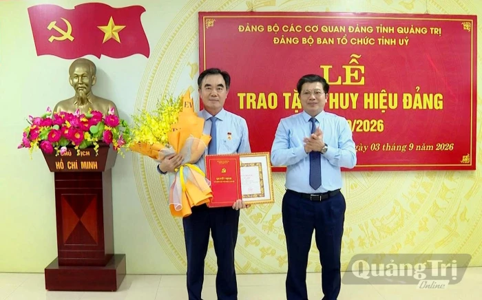 Trao Huy hiệu 35 năm tuổi Đảng tặng đồng chí Trưởng ban Tổ chức Tỉnh ủy