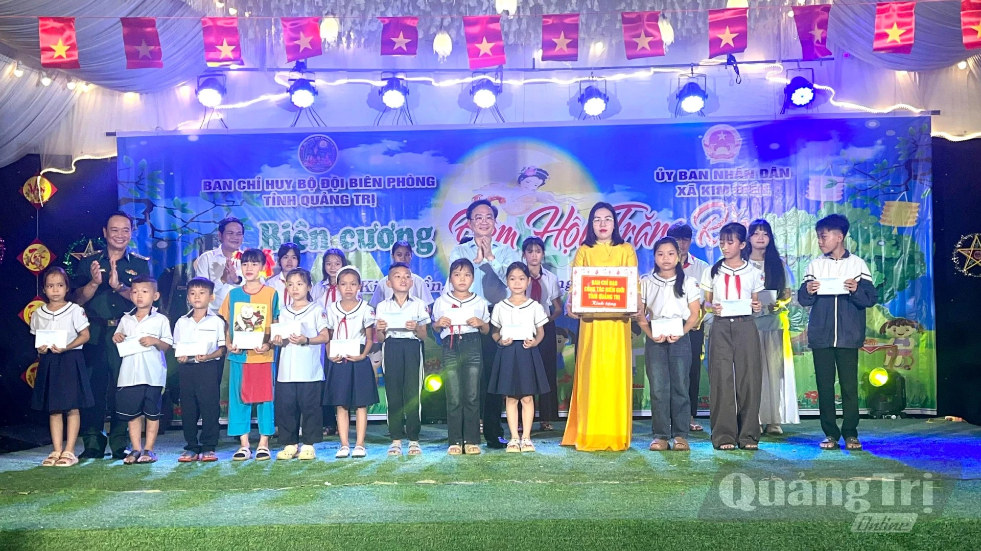  Trao học bổng cho các em học sinh có hoàn cảnh khó khăn- Ảnh: Thùy Trang