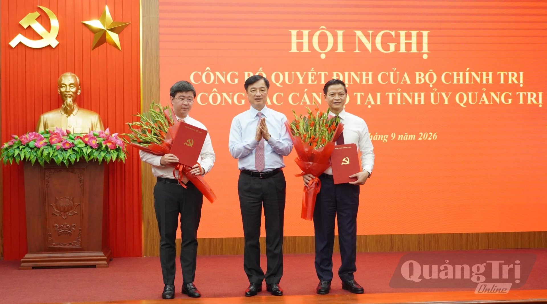 Đồng chí Nguyễn Duy Ngọc, Trưởng ban Tổ chức Trung ương trao quyết định cho đồng chí Vương Quốc Tuấn và đồng chí Bùi Hoàng Phương - Ảnh: Q.V