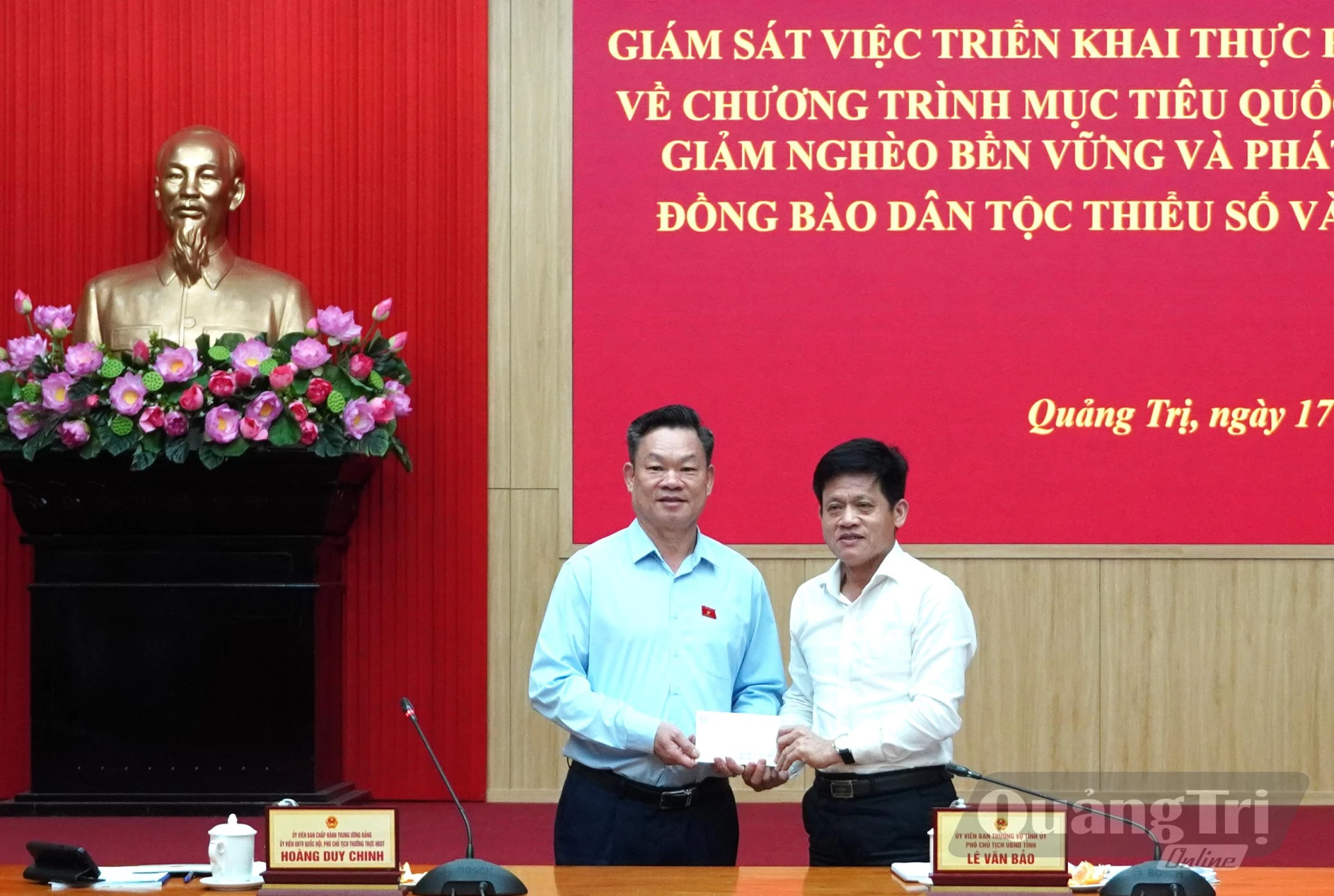Đồng chí Hoàng Duy Chinh, Ủy viên Ban Chấp hành Trung ương Đảng, Ủy viên Ủy ban Thường vụ Quốc hội, Phó Chủ tịch Thường trực Hội đồng Dân tộc trao quà hỗ trợ các gia đình bị ảnh hưởng bởi lũ lụt trên địa bàn tỉnh - Ảnh: H.Tr
