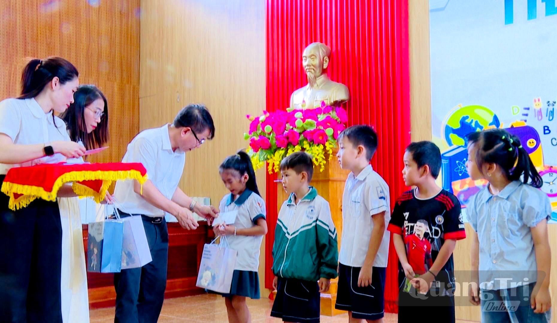 Với những phần quà được trao, các em học sinh nghèo tự tin bước vào năm học mới 2026-2027 - Ảnh: P.V