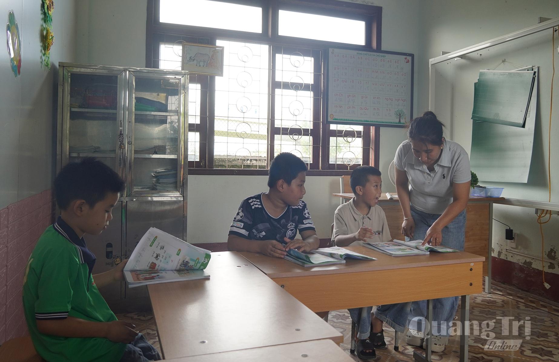 Một giờ học ở Trường Giáo dục chuyên biệt Quảng Trạch - Ảnh: P.P