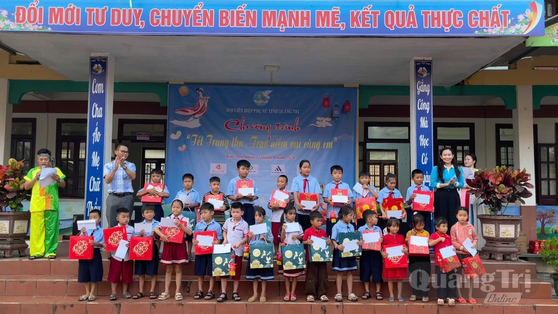 Các em có hoàn cảnh khó khăn được trao quà Trung thu - Ảnh: LT