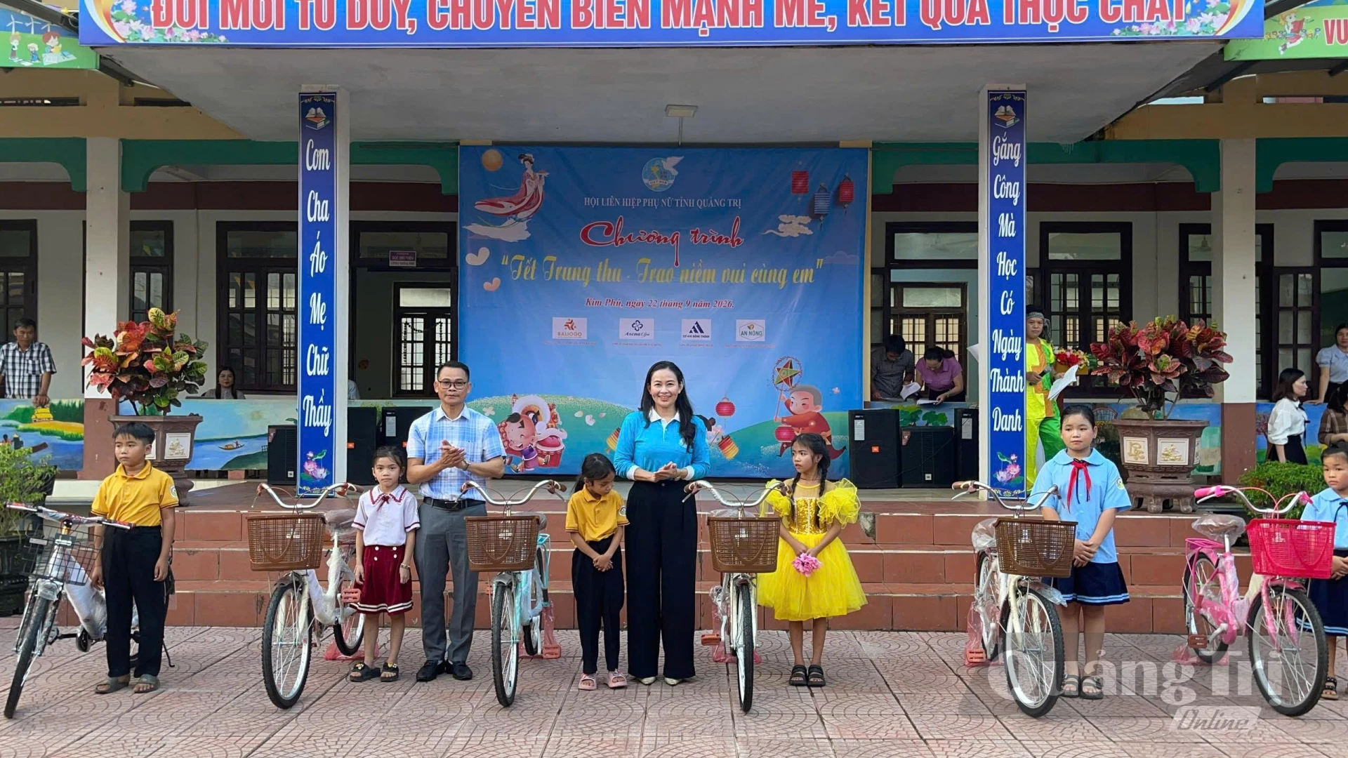 Các em có hoàn cảnh mồ côi, đặc biệt khó khăn được tặng xe đạp - Ảnh: LT