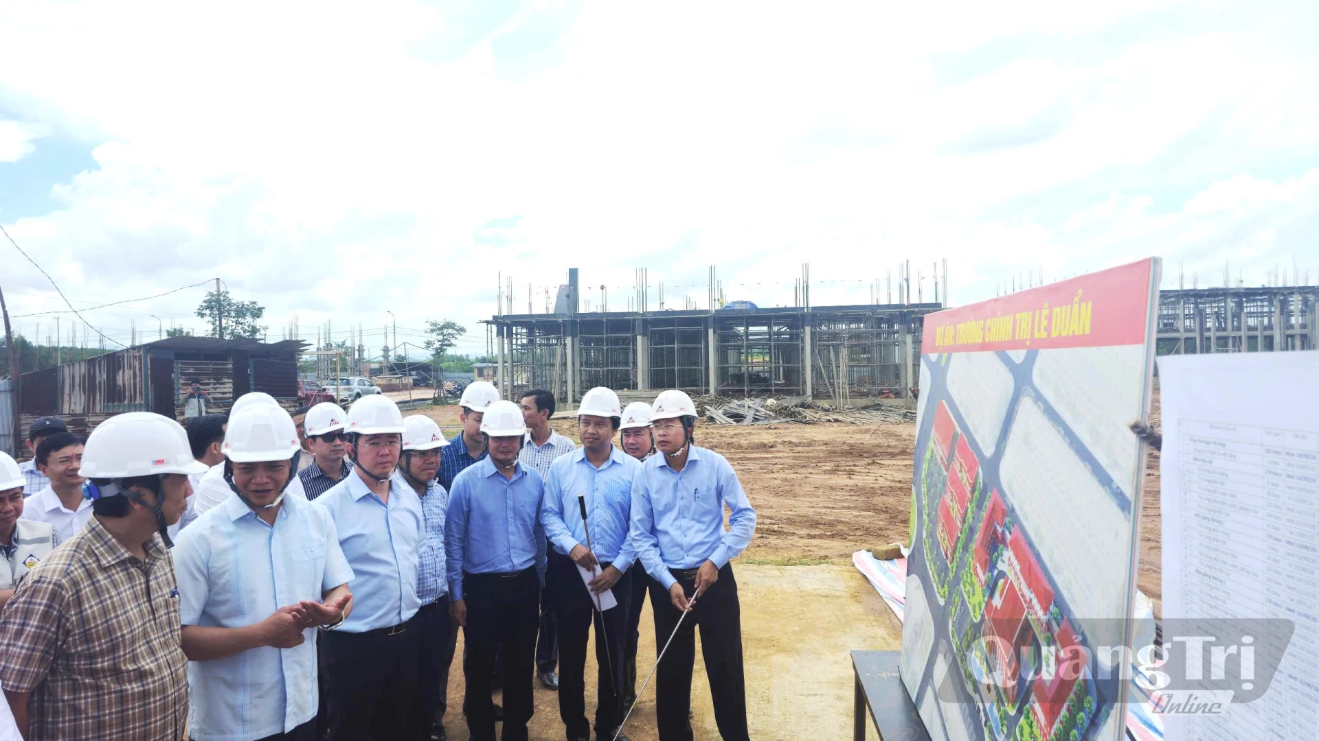 Đồng chí Vương Quốc Tuấn, Bí thư Tỉnh ủy nghe báo cáo tiến độ Dự án Trường Chính trị Lê Duẩn - Ảnh: Đ.V
