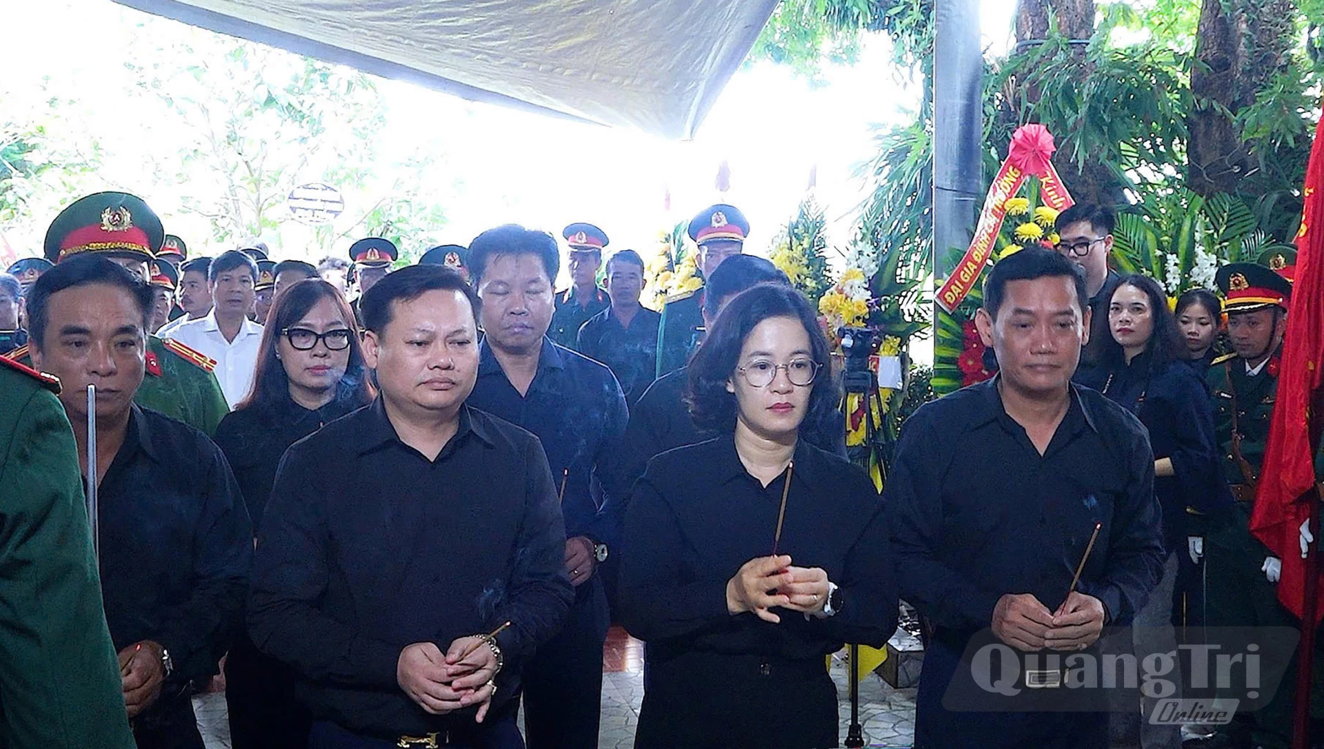 Lãnh đạo phường Bắc Gianh dâng hương tri ân liệt sĩ Nguyễn Quốc Hội - Ảnh: N.M