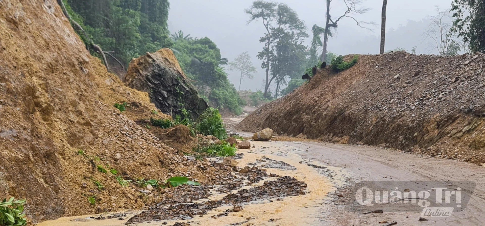 Tuyến đường từ xã Trường Ninh đi xã Trường Sơn bị sạt lở nghiêm trọng - Ảnh: CTV