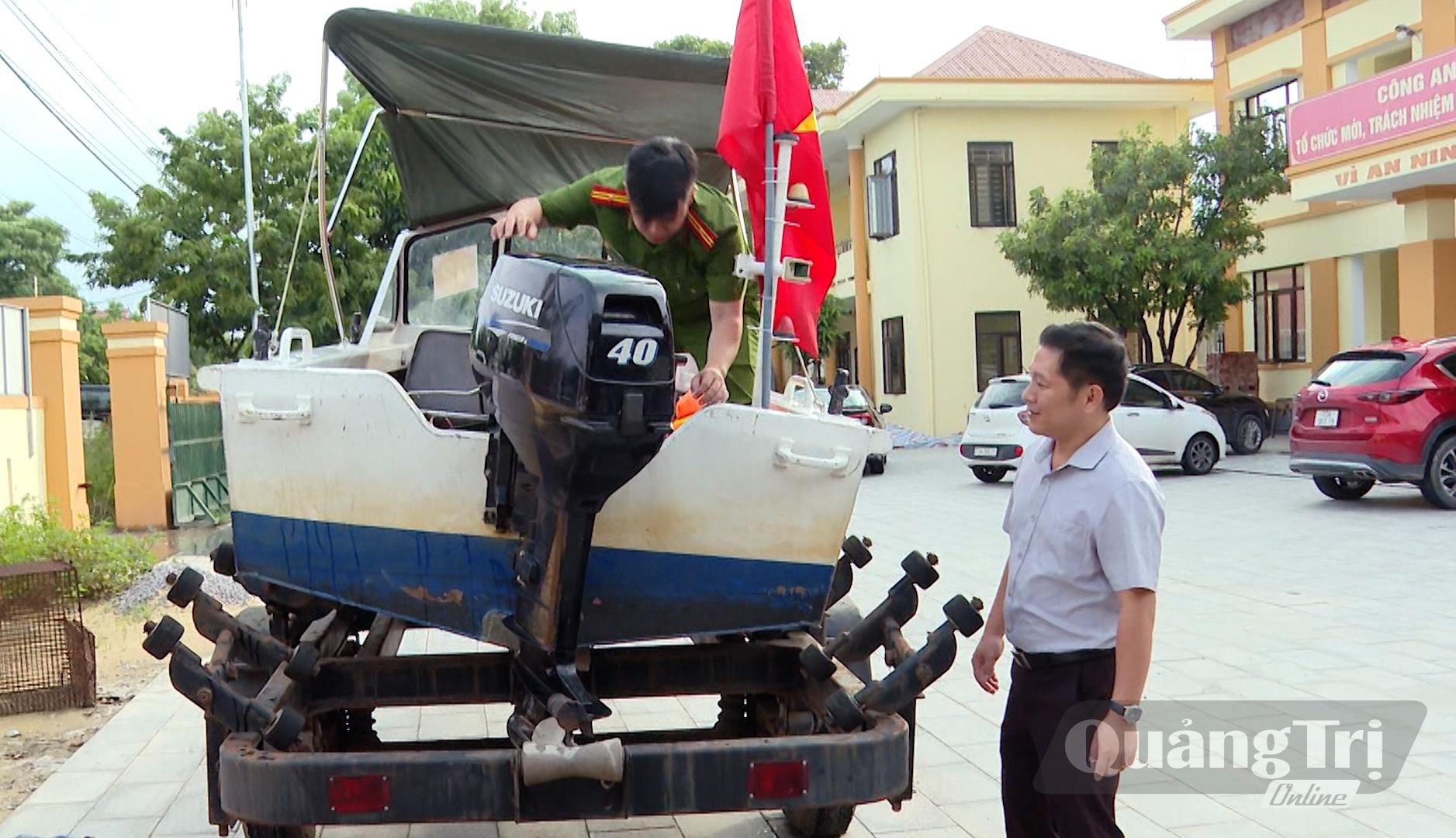 Kiểm tra phương tiện, vật tư sẵn sàng sử dụng khi có tình huống thiên tai - Ảnh: L.Chi 