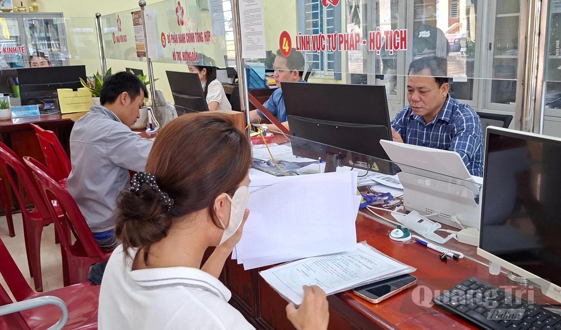 Trung tâm Phục vụ hành chính công xã Vĩnh Định nâng cao chất lượng phục vụ người dân - Ảnh: N.V