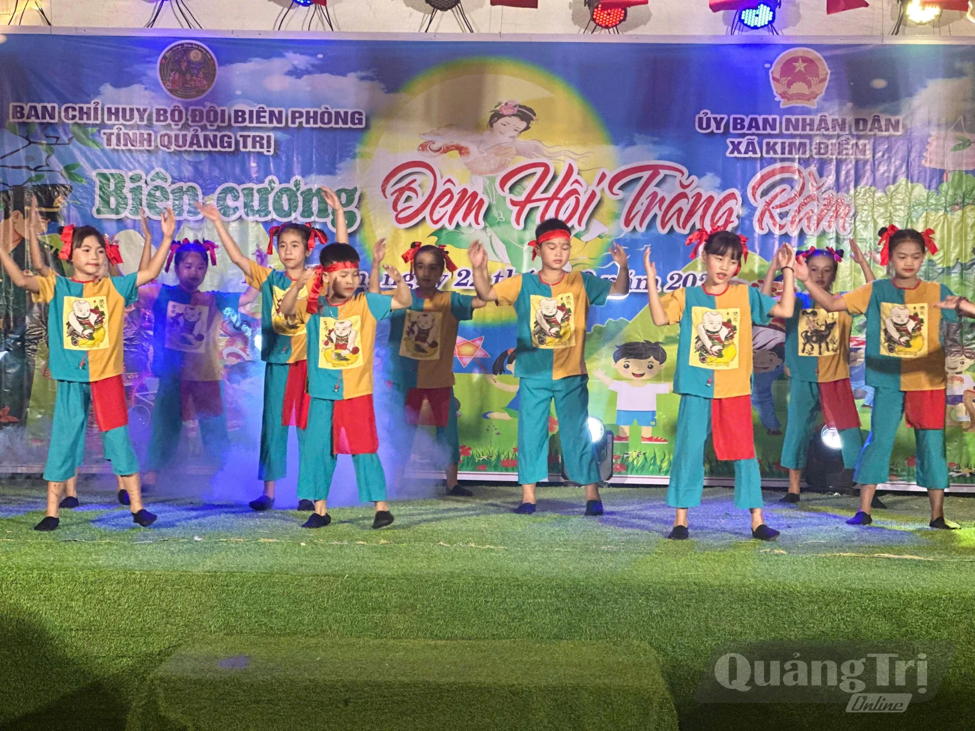  Một tiết mục văn nghệ tại chương trình “Biên cương-Đêm hội trăng rằm” - Ảnh: Thùy Trang