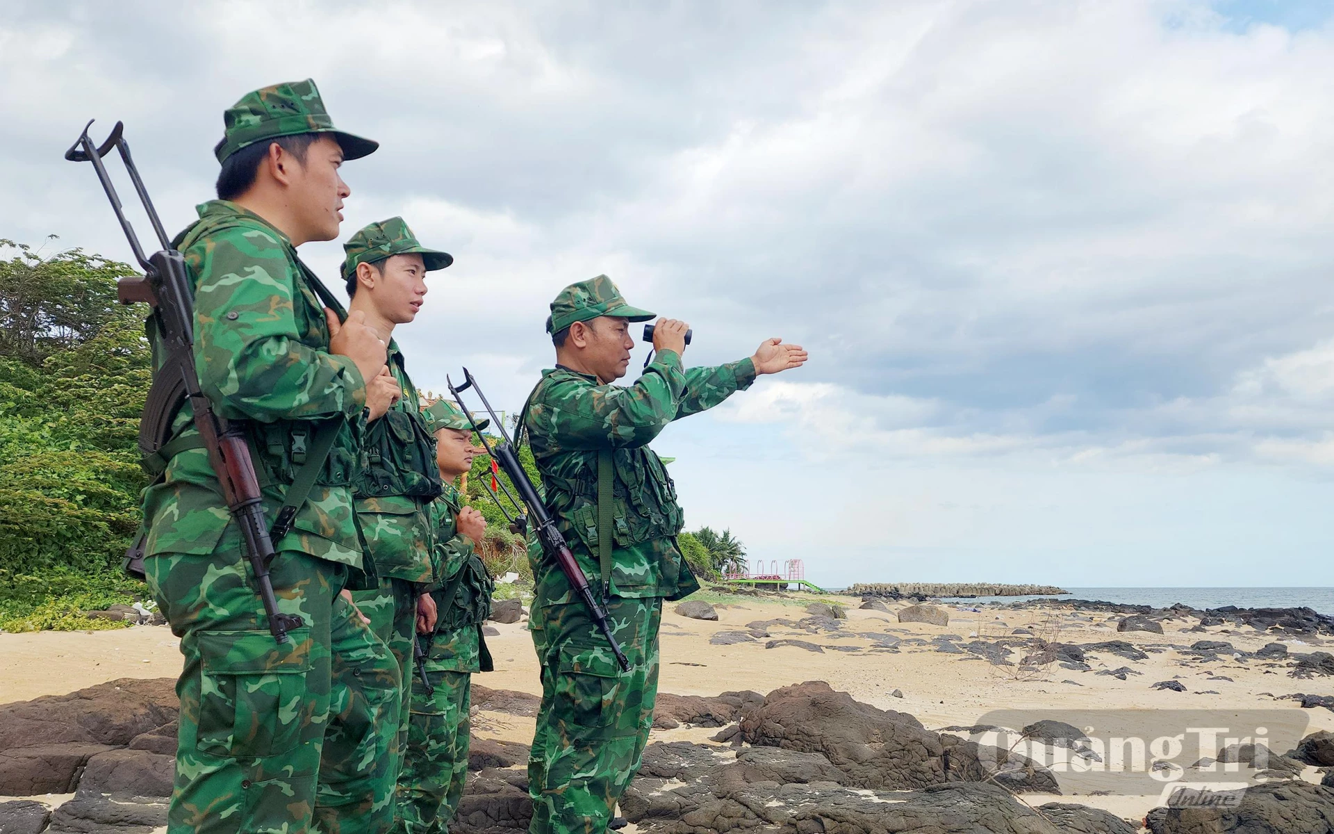 Cán bộ, chiến sĩ Đồn Biên phòng Cửa Tùng tuần tra biển- Ảnh: T.L