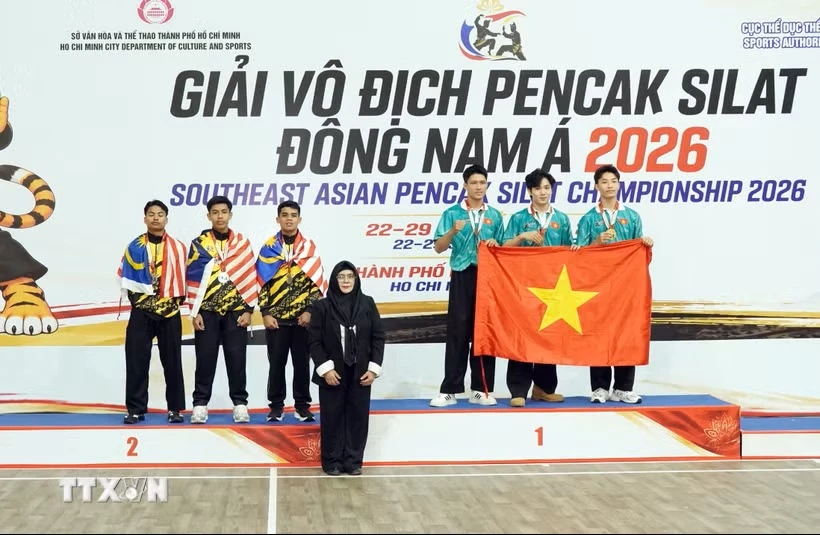 Bà Titih Hayati, Trưởng ban Kỹ thuật Liên đoàn Pencak Silat thế giới trao giải thưởng cho các vận động viên thi đấu nội dung biểu diễn đồng đội nam tại Giải vô địch Pencak Silat Đông Nam Á 2026. (Ảnh: Trung Tuyến/TTXVN)