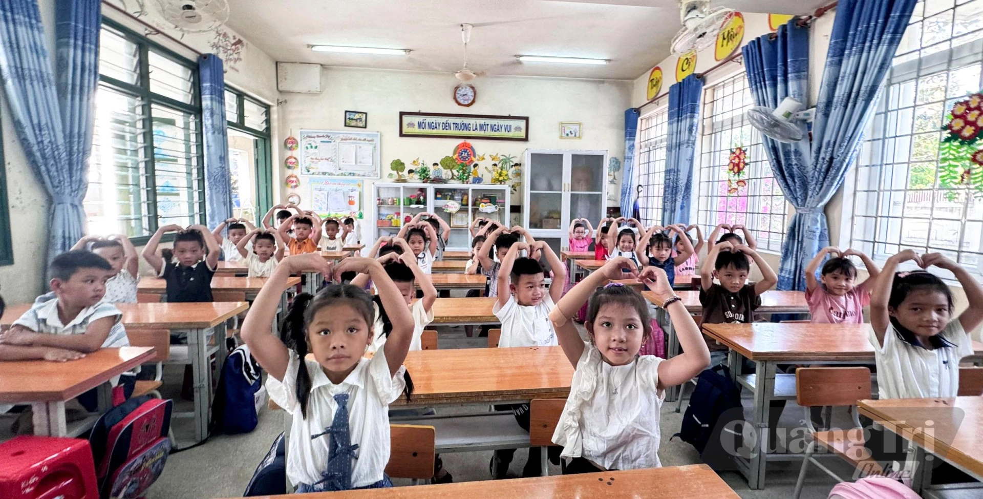  Buổi học đầu tiên luôn là kỷ niệm đáng nhớ của học sinh lớp 1 - Ảnh: Nh.V