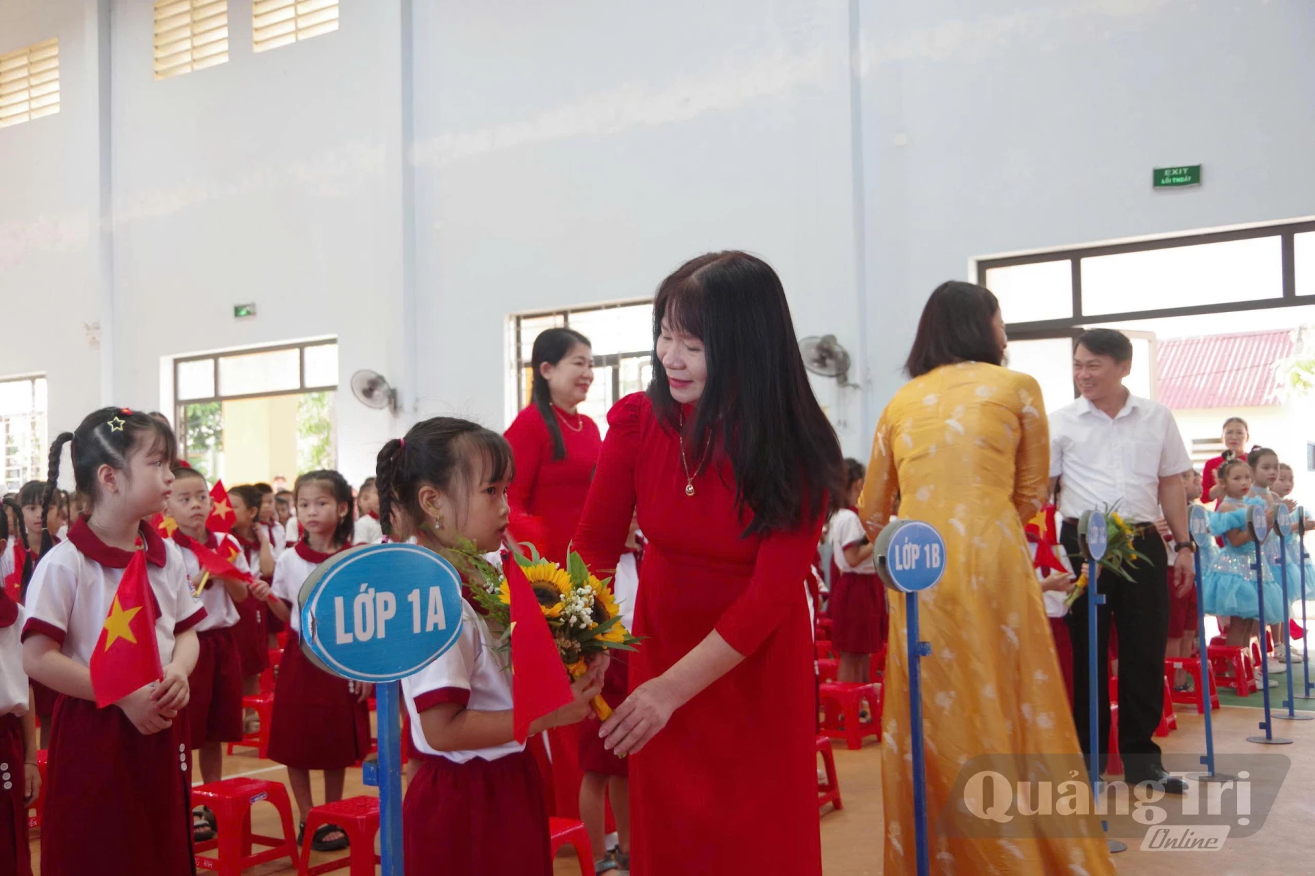 Học sinh lớp 1 náo nức trong ngày khai trường - Ảnh: Nh.V