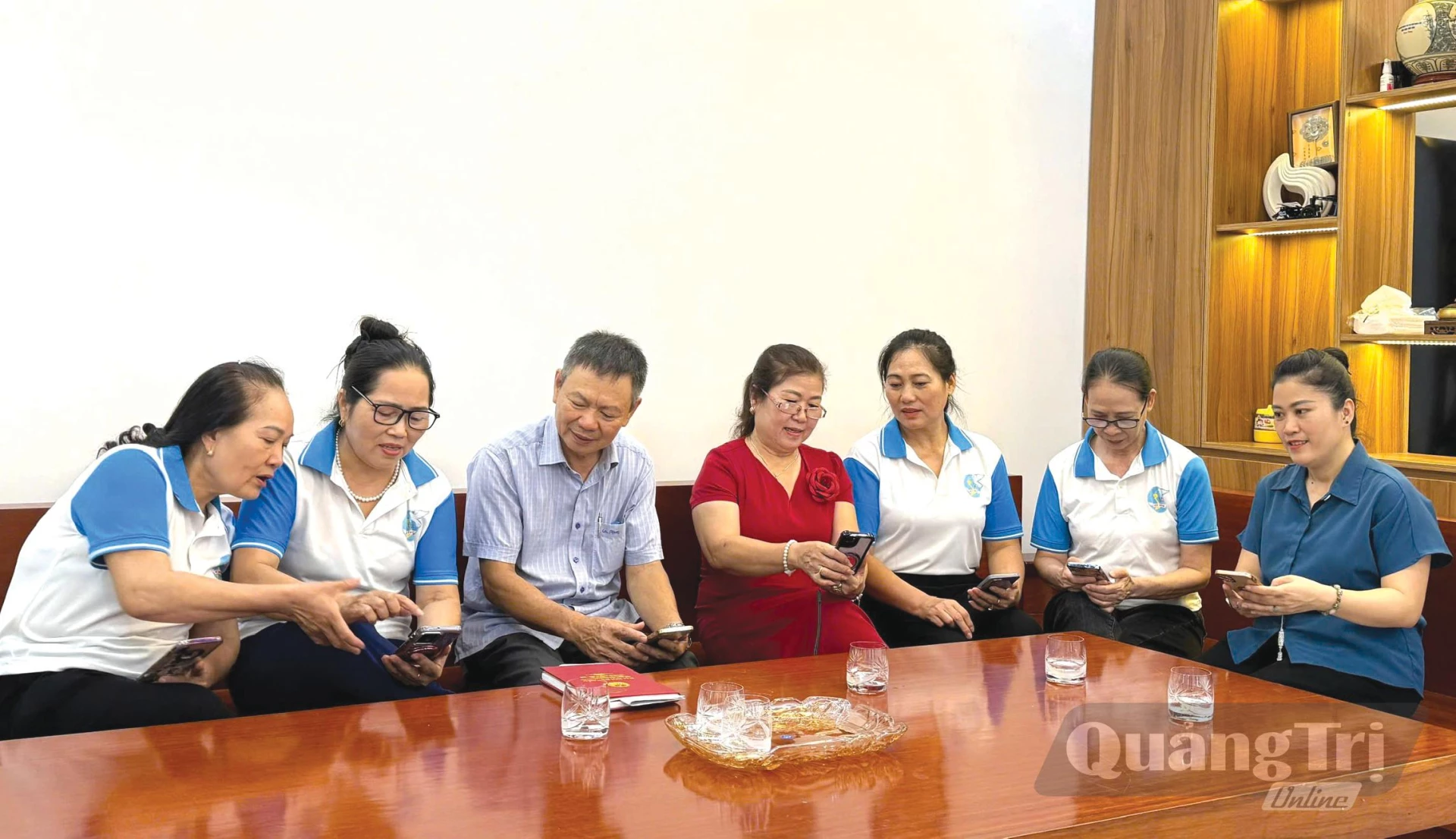 “Hạt nhân số” tại khu dân cư là những người đi đầu trong việc lan tỏa Mặt trận số - Ảnh: T.L