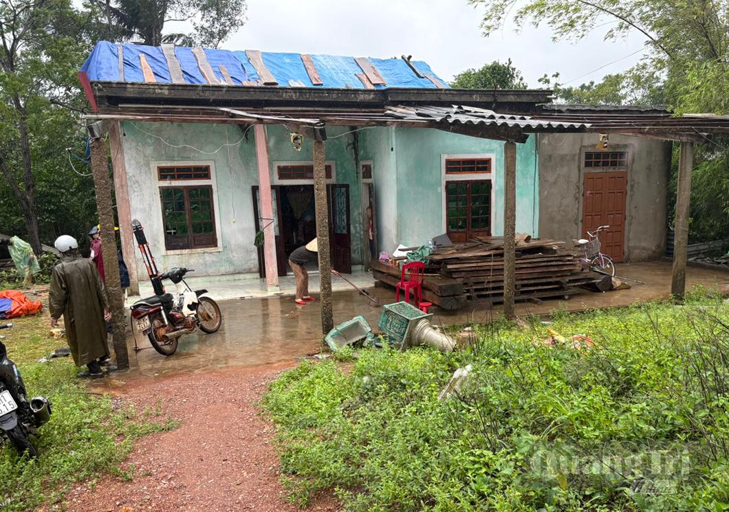 Mưa lớn, kèm theo gió giật mạnh, gây thiệt hại cho một số hộ gia đình - Ảnh: P.V